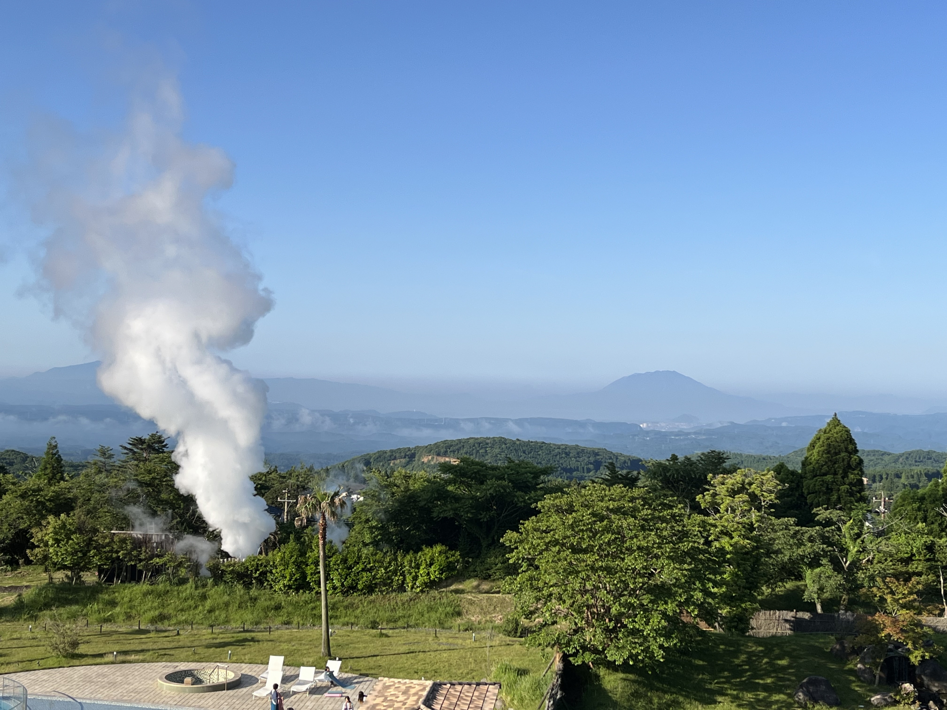 ③霧島の湯けむりと桜島