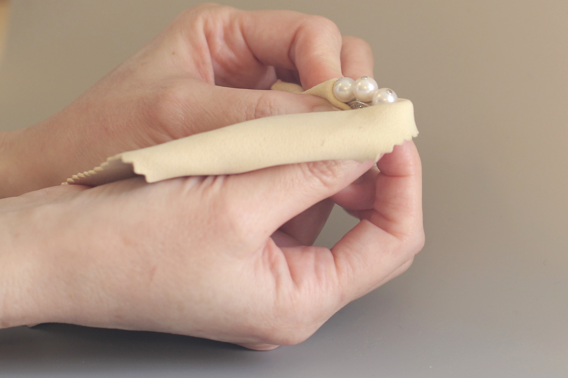 ジュエリーを拭く